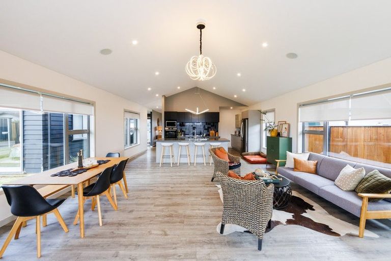 Photo of property in 10 Mediterranean Grove, Fitzherbert, Palmerston North, 4410