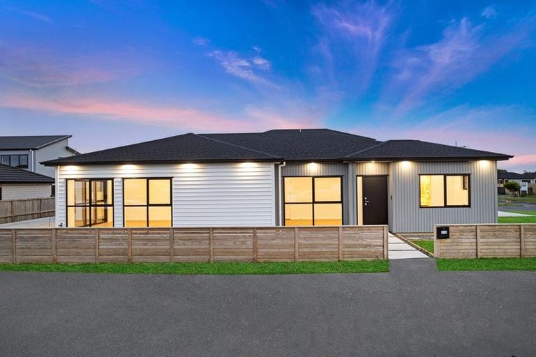 Photo of property in 28 Korowhiti Road, Clarks Beach, 2122