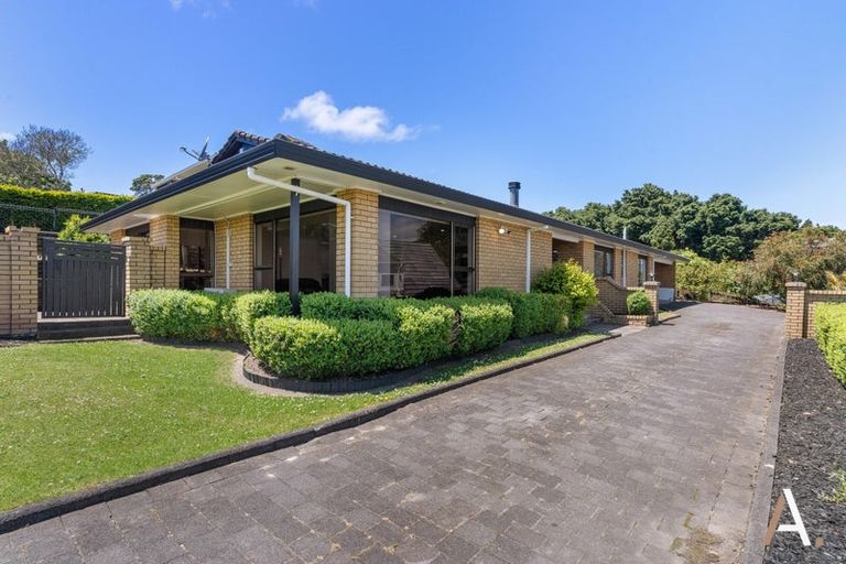 Photo of property in 4 Kingsclere Place, Goodwood Heights, Auckland, 2105
