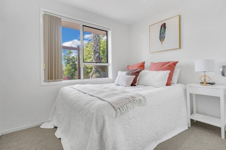 Photo of property in 2/3 Barron Drive, Green Bay, Auckland, 0604