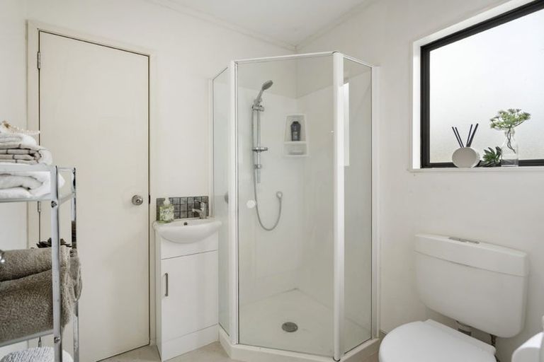 Photo of property in 2/26 Blenheim Street, Glenfield, Auckland, 0629