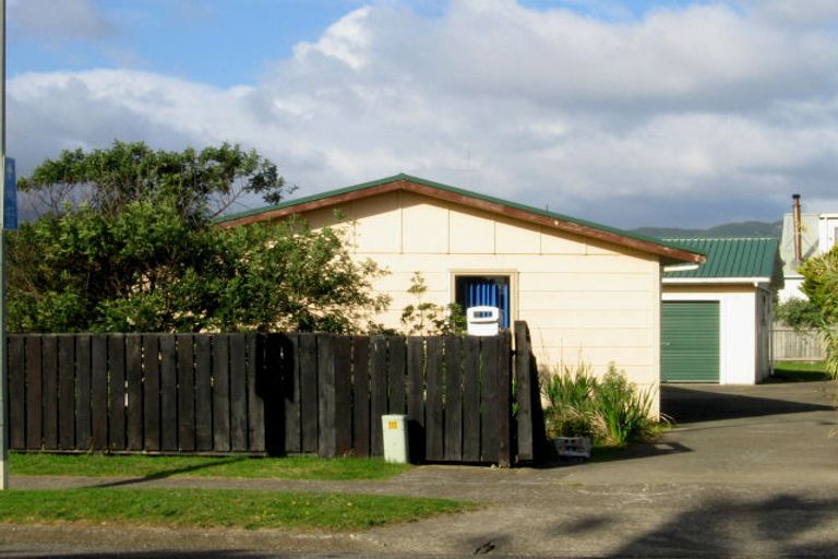 Photo of property in 132 Tutere Street, Waikanae Beach, Waikanae, 5036