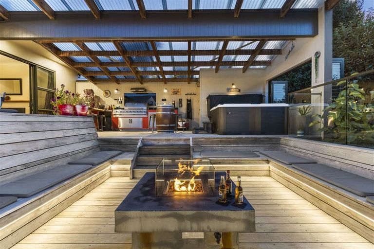 Photo of property in 16 Renlee Place, Shelly Park, Auckland, 2014