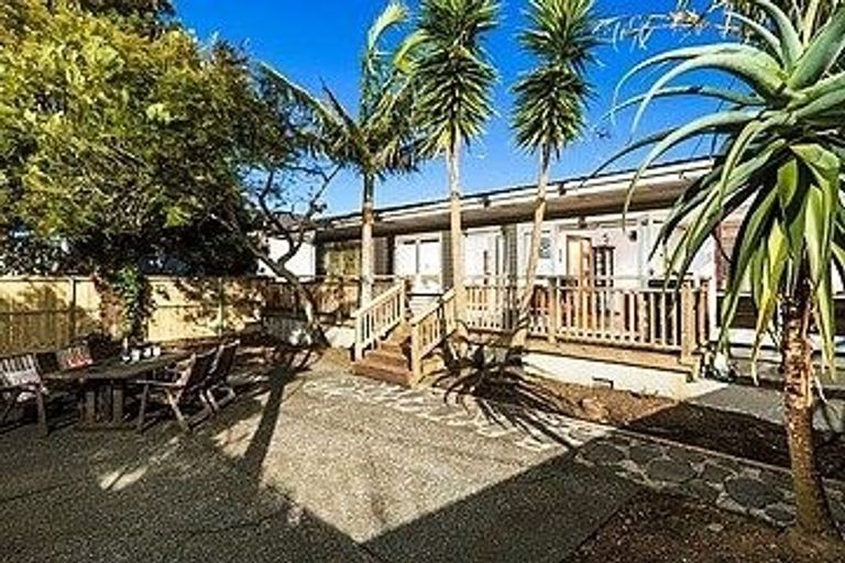 Photo of property in 1/288 East Coast Road, Forrest Hill, Auckland, 0620