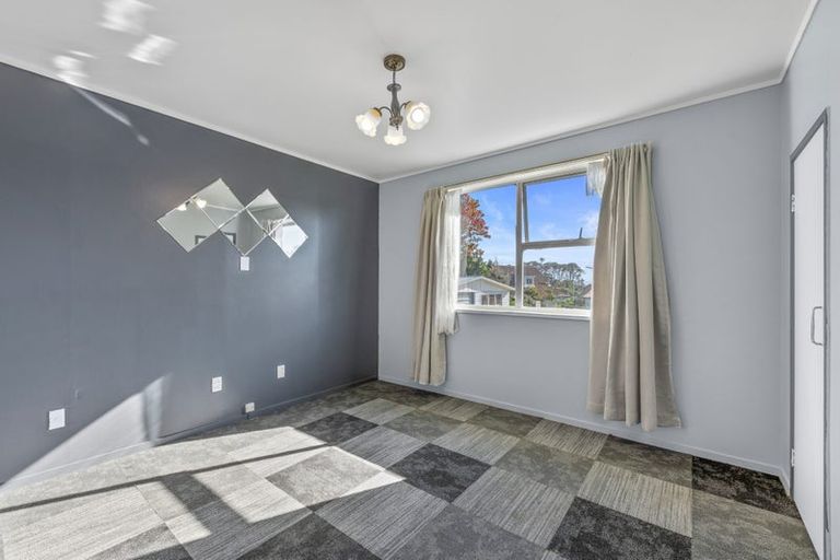 Photo of property in 115 Farquhar Road, Glendene, Auckland, 0602