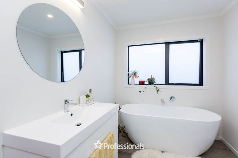 Photo of property in 3 Nikau Lane, Timberlea, Upper Hutt, 5018