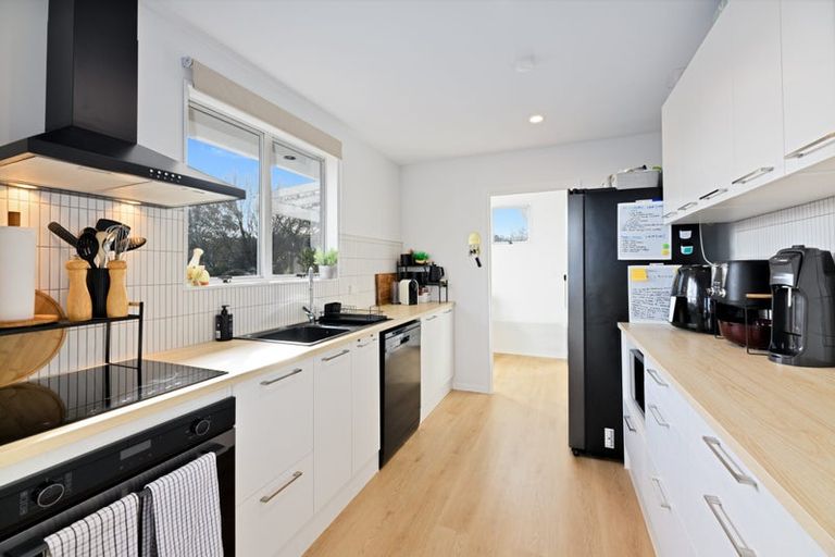 Photo of property in 3 St Margaret Place, West Harbour, Auckland, 0618