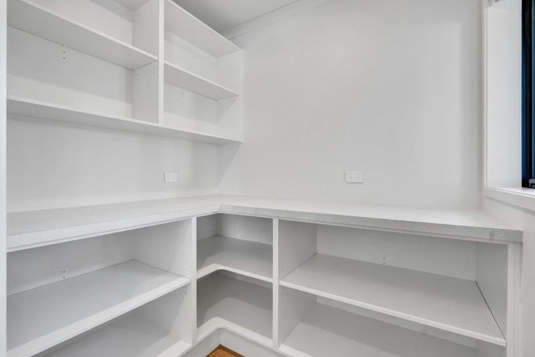 Photo of property in 31 Ninia Road, Paraite, New Plymouth, 4373