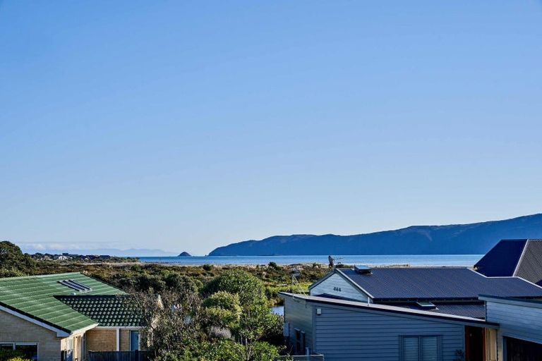 Photo of property in 11 Major Durie Place, Waikanae Beach, Waikanae, 5036