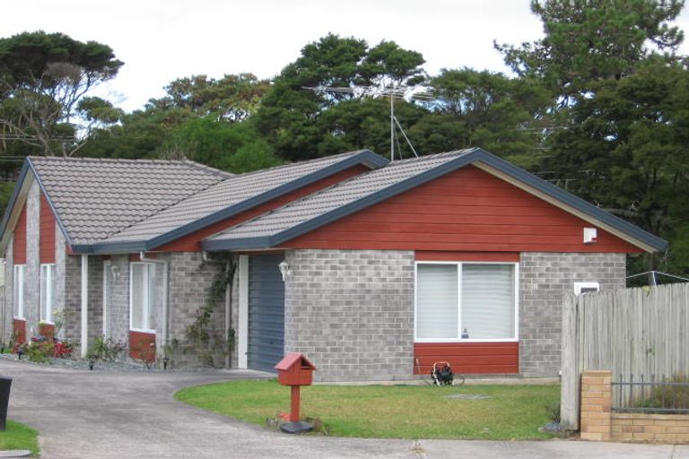 Photo of property in 14 Lanier Place, Glendene, Auckland, 0602