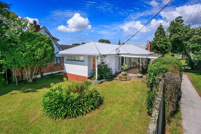 Photo of property in 57 Yeovil Road, Te Atatu Peninsula, Auckland, 0610