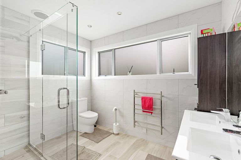 Photo of property in 53 Motu Road, Kumeu, 0891