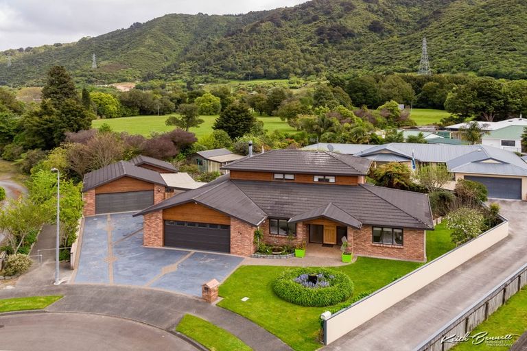 Photo of property in 21 Galveston Grove, Totara Park, Upper Hutt, 5018