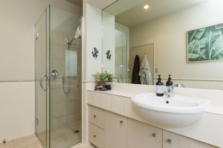 Photo of property in 2 Pastoral Lane, Hokowhitu, Palmerston North, 4410