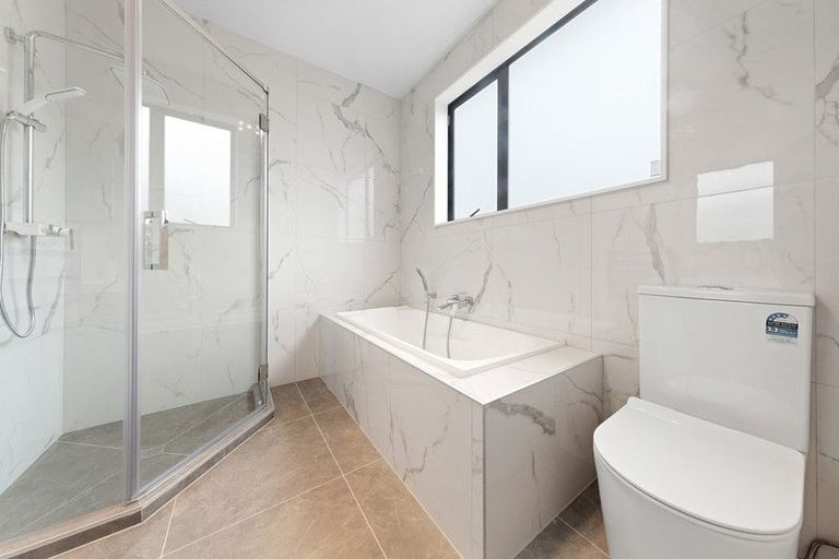 Photo of property in 17 Cara Avenue, Kumeu, 0810