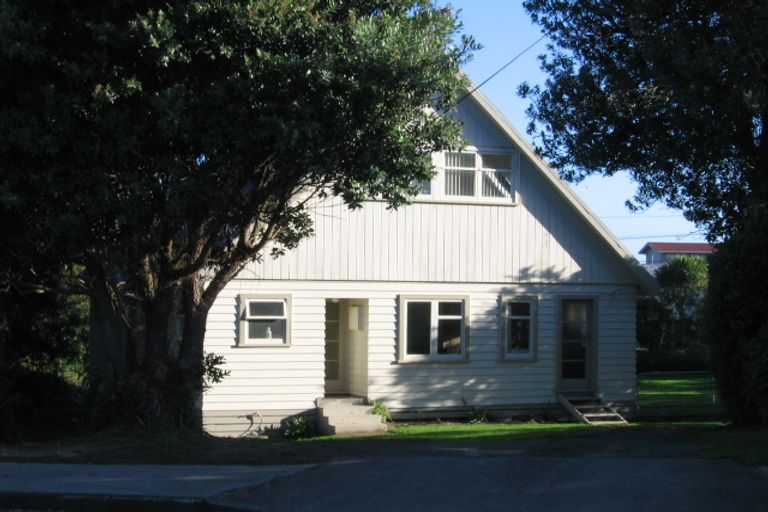 Photo of property in 3 Titoki Road, Waikanae Beach, Waikanae, 5036