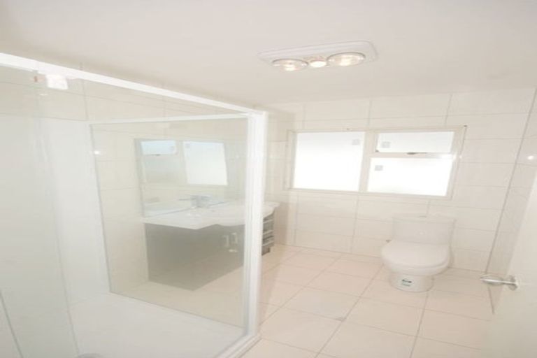 Photo of property in 21 Chilcott Road, Henderson, Auckland, 0612