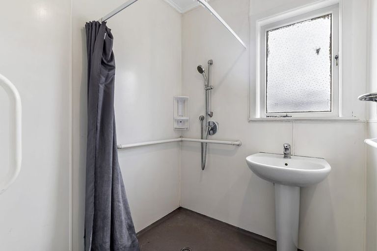 Photo of property in 47 Royal View Road, Te Atatu South, Auckland, 0610