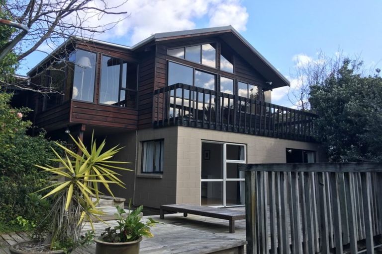 Photo of property in 3 Beulah Avenue, Rothesay Bay, Auckland, 0630