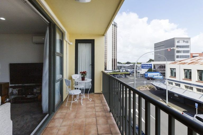 Photo of property in Maddison Apartments, 2/6c Queen Street, Palmerston North, 4410