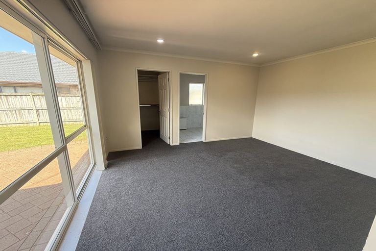 Photo of property in 12 Ballydonegan Rise, East Tamaki, Auckland, 2013