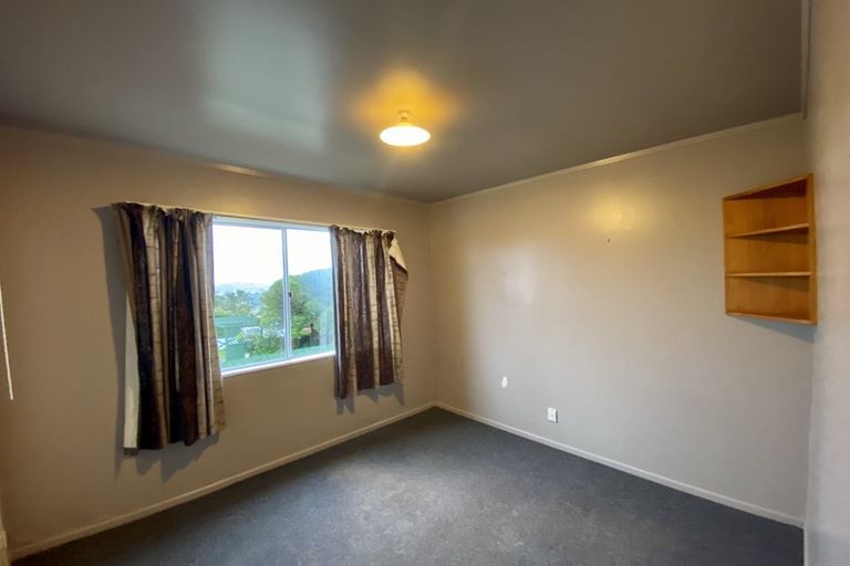 Photo of property in 7a Chetwode Grove, Newlands, Wellington, 6037