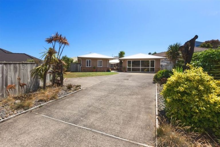 Photo of property in 17 Ashleigh Way, Waikanae Beach, Waikanae, 5036