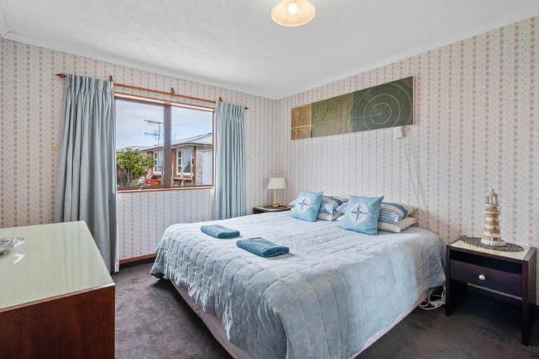 Photo of property in 90 Marine Parade, Bluff, 9814