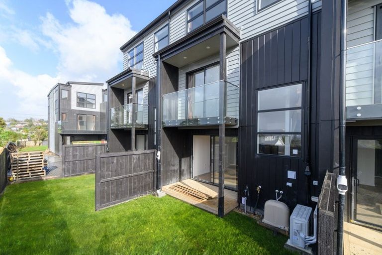 Photo of property in 5/60 Triangle Road, Massey, Auckland, 0614