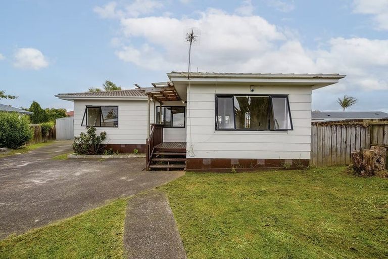 Photo of property in 17 Dungarvon Place, Clendon Park, Auckland, 2103