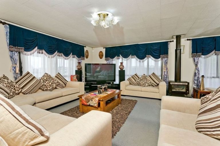 Photo of property in 80 Totaravale Drive, Totara Vale, Auckland, 0629