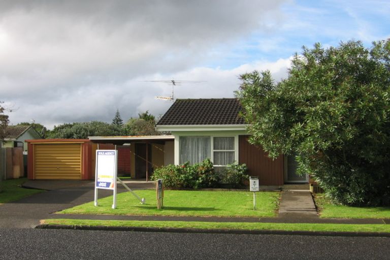 Photo of property in 2/4 Norman Spencer Drive, Papatoetoe, Auckland, 2104