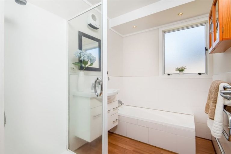 Photo of property in 4 Charnley Grove, Glenfield, Auckland, 0629