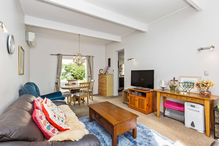 Photo of property in 1/612 Beach Road, Browns Bay, Auckland, 0630