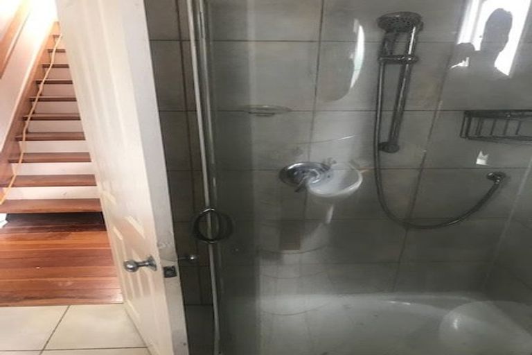 Photo of property in 11 Sylvan Avenue, Northcote, Auckland, 0627