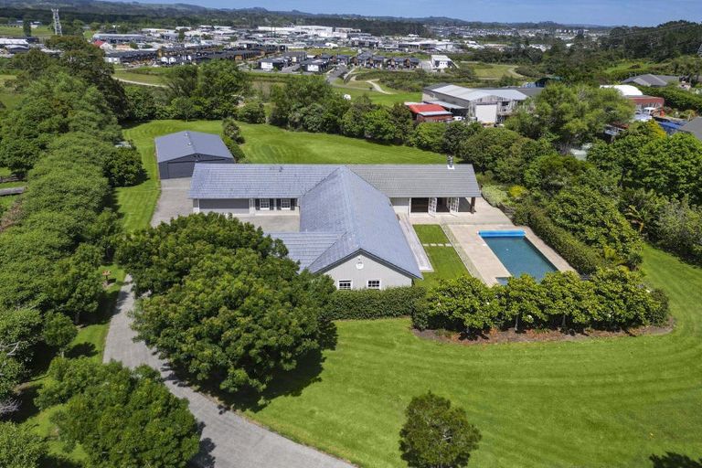 Photo of property in 21 Koraha Road, Kumeu, 0892