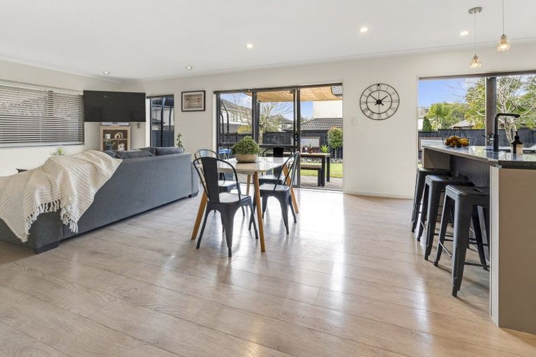 Photo of property in 4 Bridgefield Crescent, Flat Bush, Auckland, 2016