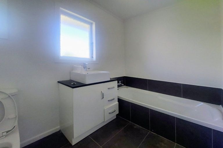 Photo of property in 1/9 Kirrie Avenue, Te Atatu South, Auckland, 0610