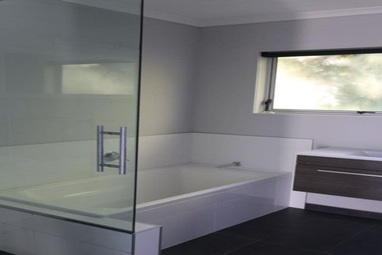 Photo of property in 1 Cromwell Place, Pukekohe, 2120