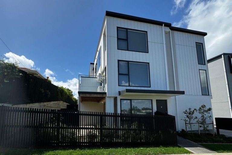 Photo of property in 1 Pukakaho Lane, Papatoetoe, Auckland, 2025