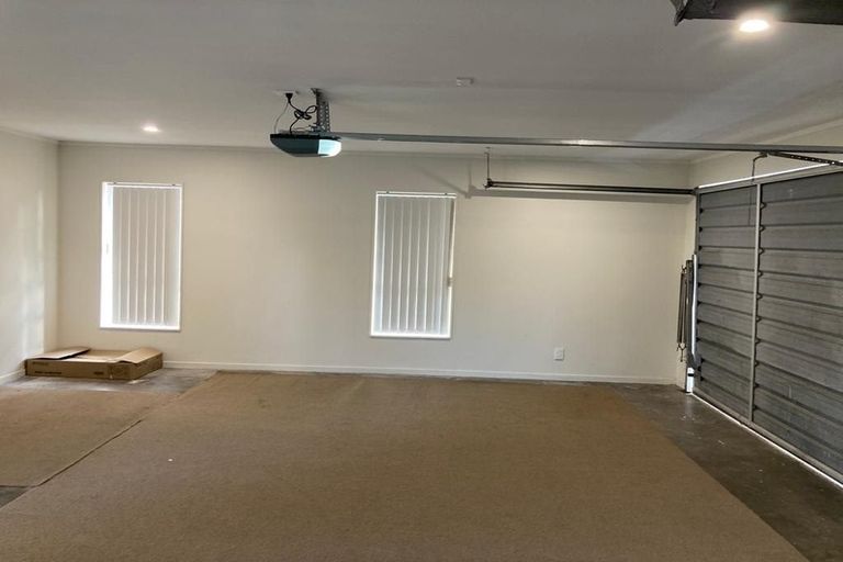 Photo of property in 2 Framalda Place, Conifer Grove, Takanini, 2112