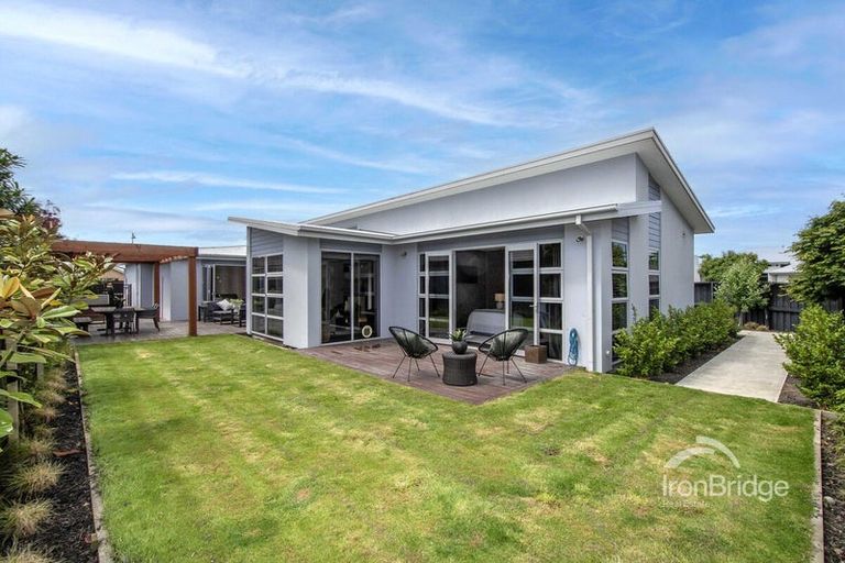 Photo of property in 14 Papaumu Green, Parklands, Christchurch, 8083