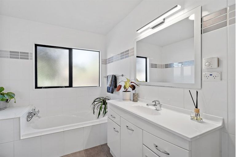 Photo of property in 8 Emlyn Place, Torbay, Auckland, 0630