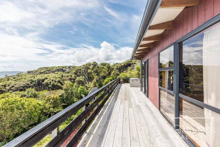 Photo of property in 23 Te Ahuahu Road, Piha, New Lynn, 0772