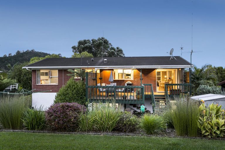 Photo of property in 11 Grassmere Road, Henderson Valley, Auckland, 0612