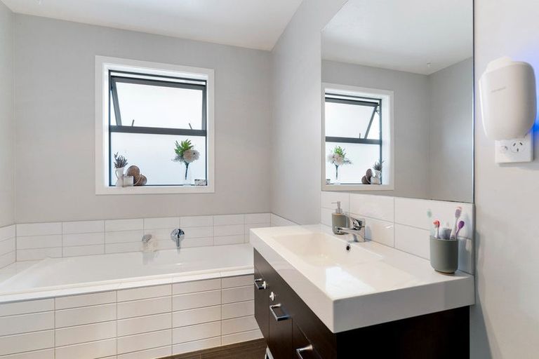 Photo of property in 6 Austin Reid Avenue, Carterton, 5713