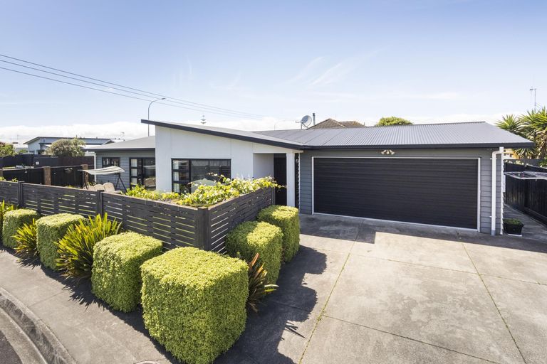Photo of property in 1 Angelina Way, Kelvin Grove, Palmerston North, 4414
