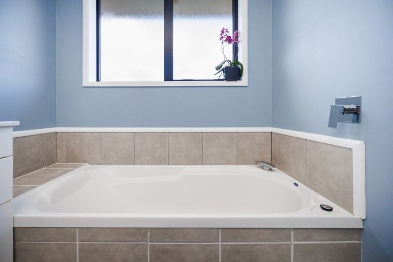 Photo of property in 35 Chestnut Close, Kelvin Grove, Palmerston North, 4414