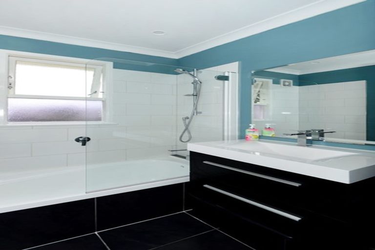 Photo of property in 22 Hatherlow Street, Glenfield, Auckland, 0629