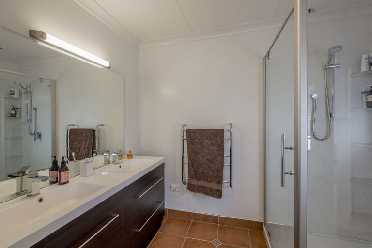 Photo of property in 64 Muhunoa Road West, Ohau, Levin, 5570